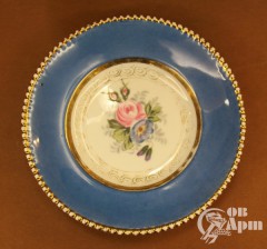Тарелка голубая с цветочным орнаментом